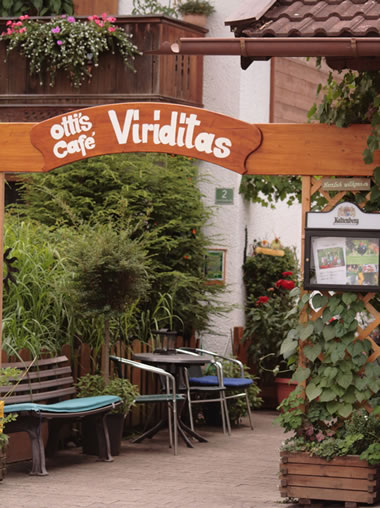 Der Eingang zu Otti's Gartencafè